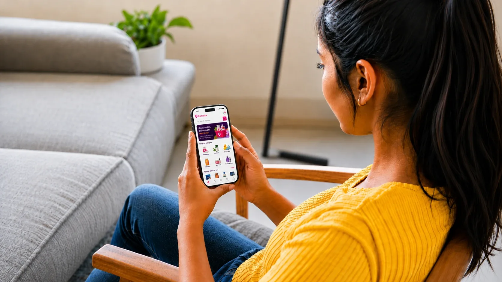 Person using EnaTouLa app